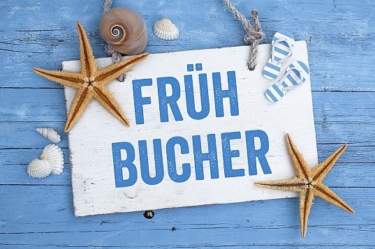 Holzbrett mit Seesternen und dem Wort "FRÜHBUCHER"